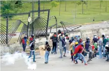  ?? AP ?? Manifestan­tes frente a base aérea militar en Caracas.