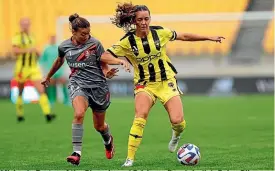  ?? PHOTOSPORT ?? Michaela Foster of the Phoenix and Brisbane Roar’s Indiah-Paige Riley tussle for possession at Sky Stadium in Wellington.