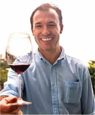  ??  ?? Jean Carlos Stelmach, sommelier embaixador dos vinhos da região portuguesa do Alentejo no Brasil