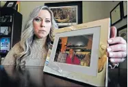  ?? ASSOCIATED PRESS] [STEVE HELBER/ THE ?? In this Tuesday photo, Jill Cichowicz, an advocate for opioid addiction treatment, displays a photo of her and her brother, Scott Zebnwski, who died of an opioid overdose at age 38, in her home in Midlothian, Va.