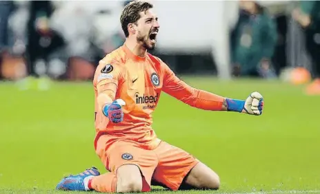  ?? RIEDEMANN VOGEL / EFE ?? Kevin Trapp celebra agenollat que l’Eintracht acabava d’eliminar el Betis dijous