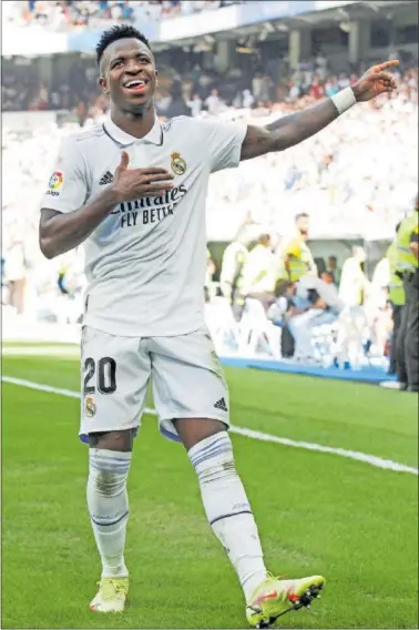  ?? ?? Vinicius baila mientras celebra un gol en el Bernabéu.