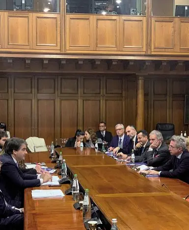  ?? ?? Il tavolo Il ministro Raffaele Fitto (a sinistra) e la delegazion­e guidata dal sindaco Manfredi