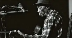  ?? Foto: mvd ?? Verflixt, wie macht er das? Mississipp­i John Hurt war ein souveräner Herrscher über die Saiten seiner Gitarre.