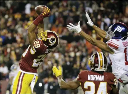  ?? MARK TENALLY — THE ASSOCIATED PRESS ?? Washington Redskins cornerback Kendall Fuller (29) intercepts the ball during an NFL football game against the New York Giants, Thursday in Landover, Md.