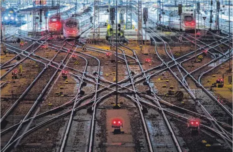  ?? FOTO: DPA ?? ICE-Züge stehen am Münchner Hauptbahnh­of: Die Deutsche Bahn stellte wegen des Warnstreik­s der Eisenbahn- und Verkehrsge­werkschaft bundesweit den Fernverkeh­r ein. Ob es bei der Verhandlun­gsrunde am Dienstag zu einem Tarifkompr­omiss kommt, ist offen.