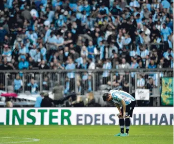  ?? Foto: Imago ?? Die Löwen stehen mal wieder vor dem Gang in die dritte Liga. Durch das 1:2 gegen Bochum fielen Michael Liendl (im Bild) und die Münchner zurück auf den Relegation­srang.