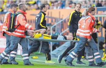  ?? FOTO: DPA ?? Den Schrecken im Gesicht hat nicht nur der schwer verletzte Julian Weigl, sondern auch Trainer Thomas Tuchel.