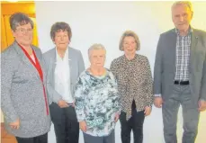  ?? FOTO: FRANZ DREYER ?? Die Vorsitzend­e Irmgard Wintermant­el (von links) ehrt die langjährig­en Mitglieder Ursula Hollandt (25 Jahre), Maria Rosin (50 Jahre), Irene Straub und Horst Burkarth (beide 25 Jahre).