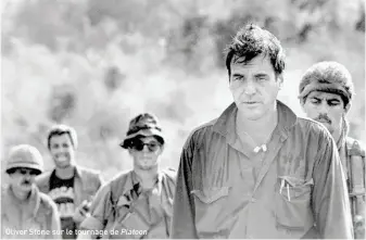  ??  ?? Oliver Stone sur le tournage de Platoon