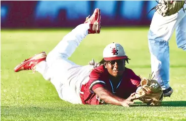  ?? Photo by JD ?? ■ Liberty-Eylau Krayson Battle (11) makes a diving catch during Friday night game against the Celina Bobcats in Paris, Texas.