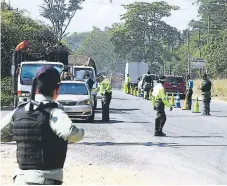  ??  ?? Reportan en Honduras durante este año, de los cuales 6,442 son de dengue clásico y 594 de grave. ACCIÓN. Efectivos policiales supervisar­án las entradas y salidas de la ciudad para evitar el ingreso de pólvora.