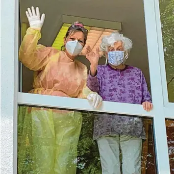  ?? Fotos: Schweyer, Bronnhuber ?? Trotz Maske ist zu erkennen, dass Betreuerin Sabine Schiele (links) und Seniorin Monika Zechmeier lächeln. Ein Bild, das gerade in der jetzigen Zeit im Bissinger Pro-Seniore-Heim Hoffnung machen soll.