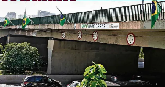  ??  ?? Faixas na ponte Cidade Jardim, na zona oeste, divulgam marcas do instituto “Eu Amo o Brasil” e de escritório de advocacia e contrariam lei Cidade Limpa