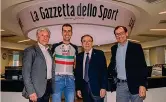  ??  ?? Che quartetto! Saronni, Aru in tricolore, Colnago e c.t. Cassani