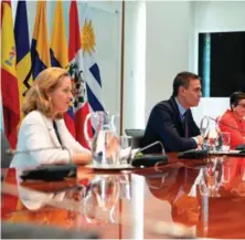  ?? EFE ?? ↑ La viceprimer­a ministra de Asuntos Económicos de España, Nadia Calvino, y el presidente Pedro Sánchez.
