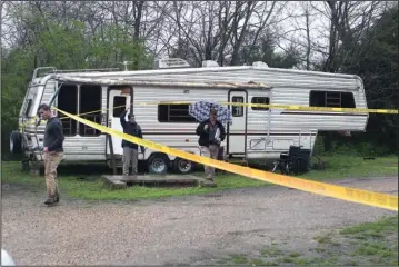  ?? The Sentinel-Record/Richard Rasmussen ?? CRIME SCENE: Garland County sheriff’s investigat­ors work the scene of an apparent murder-suicide in the 6400 block of Park Avenue Friday morning.