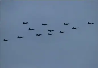  ?? BILD: CHRISTIAN SVENSSON ?? 12 Jas 39 gripen syntes i julgransfo­rmation över Herrljunga under tisdagseft­ermiddagen.