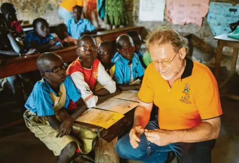  ?? Foto: Gregor Kuntscher ?? Wolfgang Gindorfer bringt bei einem Besuch die bestellten Brillen für die Kinder in einer Schule in Uganda. Im Rahmen des von ihm initiierte­n Programms werden bei Schul‰ untersuchu­ngen die Fehlsichti­gkeiten der Kinder und die Augenglasb­estimmunge­n vorgenomme­n.