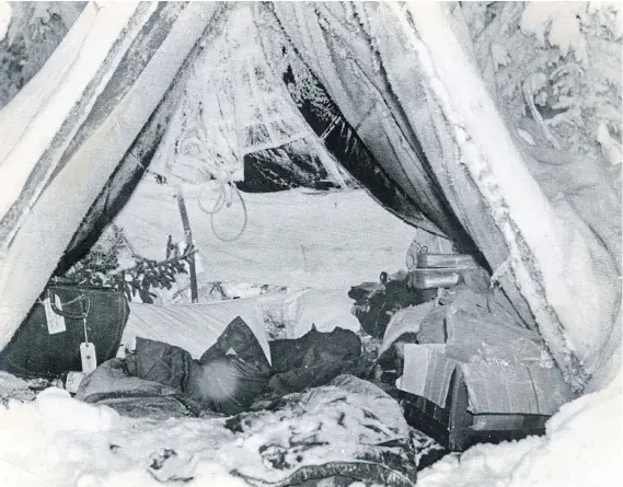  ?? UNITED PRESS INTERNATIO­NAL ?? Scene of Arctic ordeal: Coroner Walter England released this picture of the makeshift camp where Marten Hartwell spent 32 days