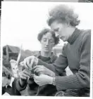  ?? PHOTO: CC-IWM. ?? Eily Gayford (left) teaches Miranda Pigott how to splice a rope.