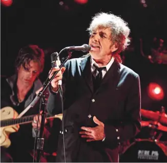  ?? CHRISTOPHE­R POLK GETTY IMAGES / AGENCE FRANCE-PRESSE ?? Bob Dylan en concert à Los Angeles en 2012. «Il a semblé content», ont commenté des membres de l’Académie à l’issue de la réception intime au cours de laquelle le chanteur a reçu son Nobel.