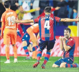  ?? FOTO: EFE ?? Contraste entre Levante y el Málaga. Unos se ven salvados, y los otros están en 2ª