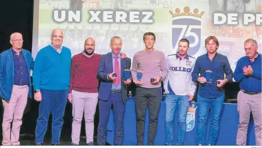  ?? XEREZ CD ?? Mendoza y Pedro Ríos, con la ausencia a última hora de Esteban, posan con la comisión del 75 aniversari­o y los periodista­s que moderaron el coloquio.