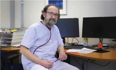  ?? ?? Läkaren Stratos Chrysoulak­is är specialise­rad på åldrandets sjukdomar. Han menar att det viktigaste är att se hela patienten, och inte enbart det sjukliga.
