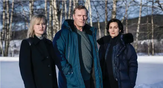  ?? FOTO: YLE ?? I rollerna ses Thea Green Lundberg, Sven Nordin och Carrie-Anne Moss.