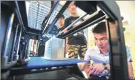  ?? ZHAO CHUNLIANG / FOR CHINA DAILY ?? A student prints souvenirs using a 3D printer at an on-campus innovation center in Xinyu, Jiangxi province.