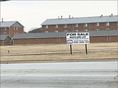  ?? MIKE NOLAN/DAILY SOUTHTOWN ?? A 47-unit apartment developmen­t, The Reserve, was proposed for this lot at the northeast corner of 183rd Street and Oak Park Avenue in Tinley Park.