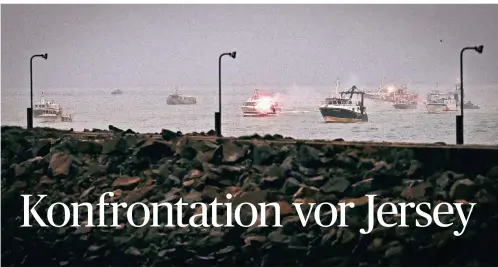  ?? FOTO: OLIVER PINEL/AP ?? Französisc­he Fischer versammelt­en am Donnerstag aus Protest ihre Boote vor dem Hafen der englischen Kanalinsel Jersey.