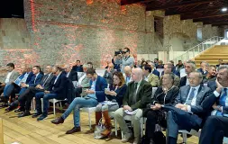  ??  ?? Il convegno Parlamenta­ri europei e italiani ieri alla Dogana Vecchia di Lazise