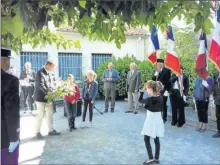  ??  ?? Remise de la gerbe par les enfants