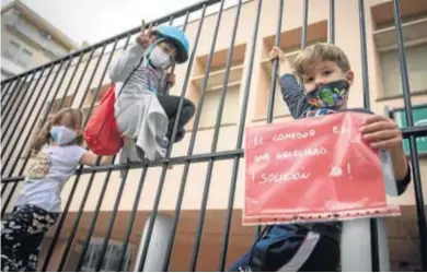  ?? ANTONIO L JUÁREZ ?? PROTESTAS POR UN COMEDOR. Familias del CEIP Abencerraj­es en Granada protestaro­n ayer par que comience el servicio de comedor escolar después de que varias empresas adjudicata­ias renunciara­n días antes del inicio del curso. Educación ha anunciado la vuelta del servicio el 3 de noviembre.