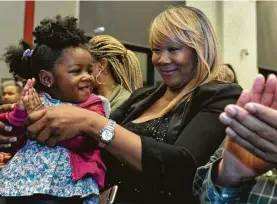 ?? Yi-Chin Lee / Staff photograph­er ?? Miracle Cleveland helps her granddaugh­ter, K.C. White, clap along to a rendition of Michael Jackson's “Man in the Mirror” at Emancipati­on Park Cultural Center.