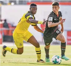  ?? FOTO: IMAGO ?? Dortmunds 13-jähriges Großtalent Youssoufa Moukoko (l.) war für Leverkusen­s Verteidige­r Cem Türkmen meist nur schwer zu stoppen.