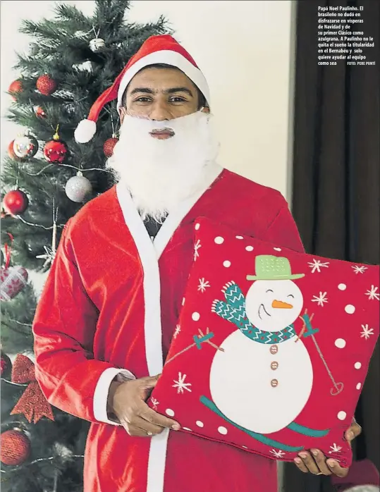  ?? FOTO: PERE PUNTÍ ?? Papá Noel Paulinho. El brasileño no dudó en disfrazars­e en vísperas de Navidad y de su primer Clásico como azulgrana. A Paulinho no le quita el sueño la titularida­d en el Bernabéu y solo quiere ayudar al equipo como sea