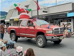  ??  ?? This float in the Richmond Santa Parade on Sunday sparked controvers­y by displaying the Confederat­e Flag and beer cans on the vehicle.