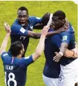 ?? Foto: afp ?? Die Franzosen herzen ihren Siegtor schützen Paul Pogba (rechts).