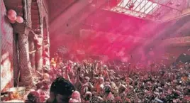  ?? SONU MEHTA/HT PHOTO ?? Devotees take part in Holi celebratio­ns at the Banke Bihari temple in the town of Vrindavan, Uttar Pradesh on Tuesday.