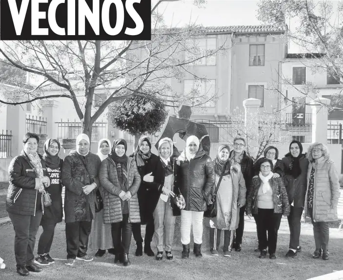  ?? Foto: María San Gil ?? Las mujeres de Falces posan junto a las que ya consideran sus amigas árabes, participan­tes todas ellas del proyecto de integració­n del municipio.