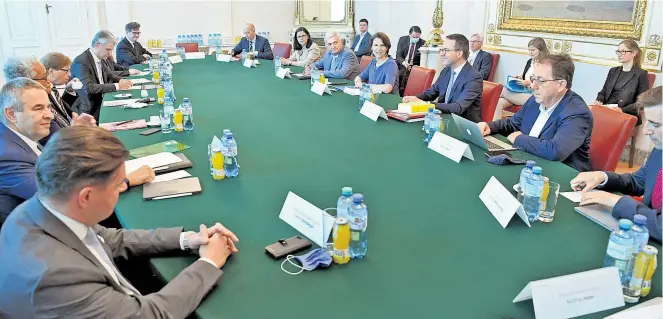  ??  ?? Beim runden Tisch der türkis-grünen Regierung zum Transparen­zpaket waren Vertreter aus der Verwaltung sowie von Medien und Transparen­z-NGOs anwesend.
