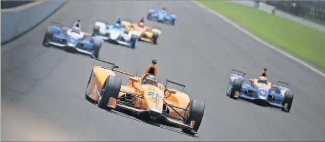 ??  ?? FUE LÍDER. Fernando Alonso llegó a ser primero en las 500 Millas de Indianápol­is de 2017, pero el motor Honda de su McLaren Andretti se rompió a 21 vueltas del final.