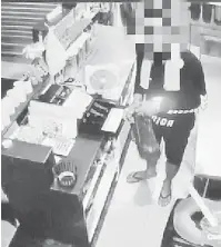  ??  ?? TERBONGKAR: Kelibat suspek yang memecah masuk sebuah kedai makan berjaya dirakam dalam CCTV kedai terbabit Jumaat lepas.