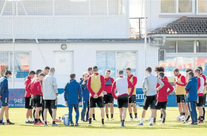  ?? Foto: Mikel Saiz ?? Charla de Jagoba Arrasate a sus jugadores al término del entrenamie­nto de ayer, el primero de la semana, en las instalacio­nes de Tajonar.