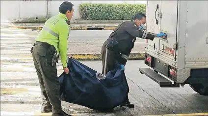  ?? Fotos: Cortesía ?? Tras las diligencia­s investigat­ivas, el cadáver del hombre de avanzada edad fue llevado a la morgue para determinar la causa del deceso.