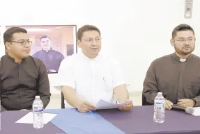  ?? ?? l José Carlos Martínez Clark, coordinado­r general de las Fiestas del Seminario; el padre Isaac Urías, y el seminarist­a Emanuel Alejandro Martínez.