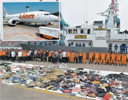  ?? PHOTOS D’ARCHIVES, AFP ET REUTERS ?? Sur cette image prise le 30 octobre 2018, on voit des débris du vol 610 de Lion Air, dans un port à Jakarta, en Indonésie. Le Boeing 737 Max a été impliqué dans deux accidents mortels, dont celui-ci. L’autre a eu lieu en mars 2019 et impliquait un appareil d’ethiopian Airlines. En mortaise, un Boeing 737 MAX 8 de Lion Air, compagnie aérienne indonésien­ne à bas coûts.